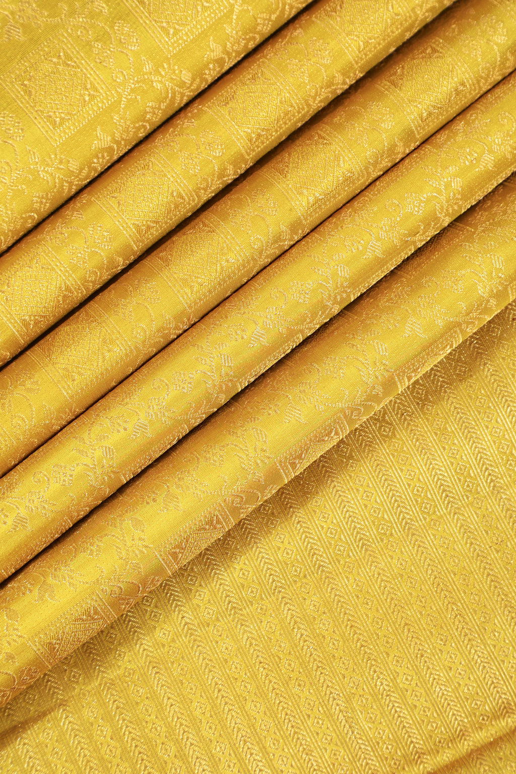 Alli Colour Kanchipuram Pure Silk Saree with Box Butta Design and Self Fancy Border