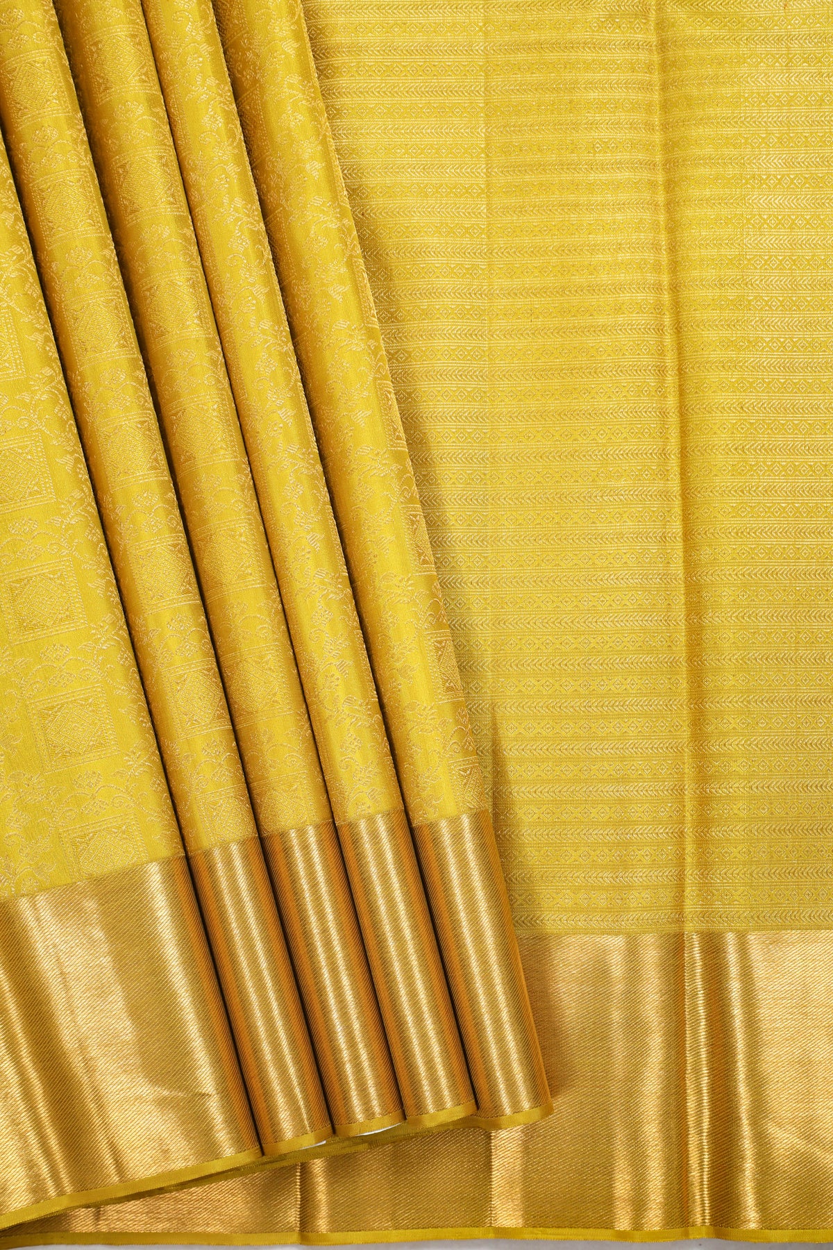 Alli Colour Kanchipuram Pure Silk Saree with Box Butta Design and Self Fancy Border