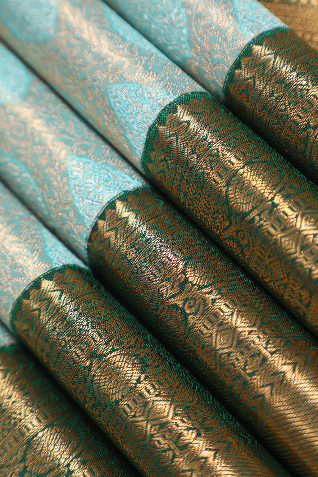 White Kanchipuram Pure Silk Korvai Tissue Contrast Fancy Silver Saree with Kodi Thilagam Design