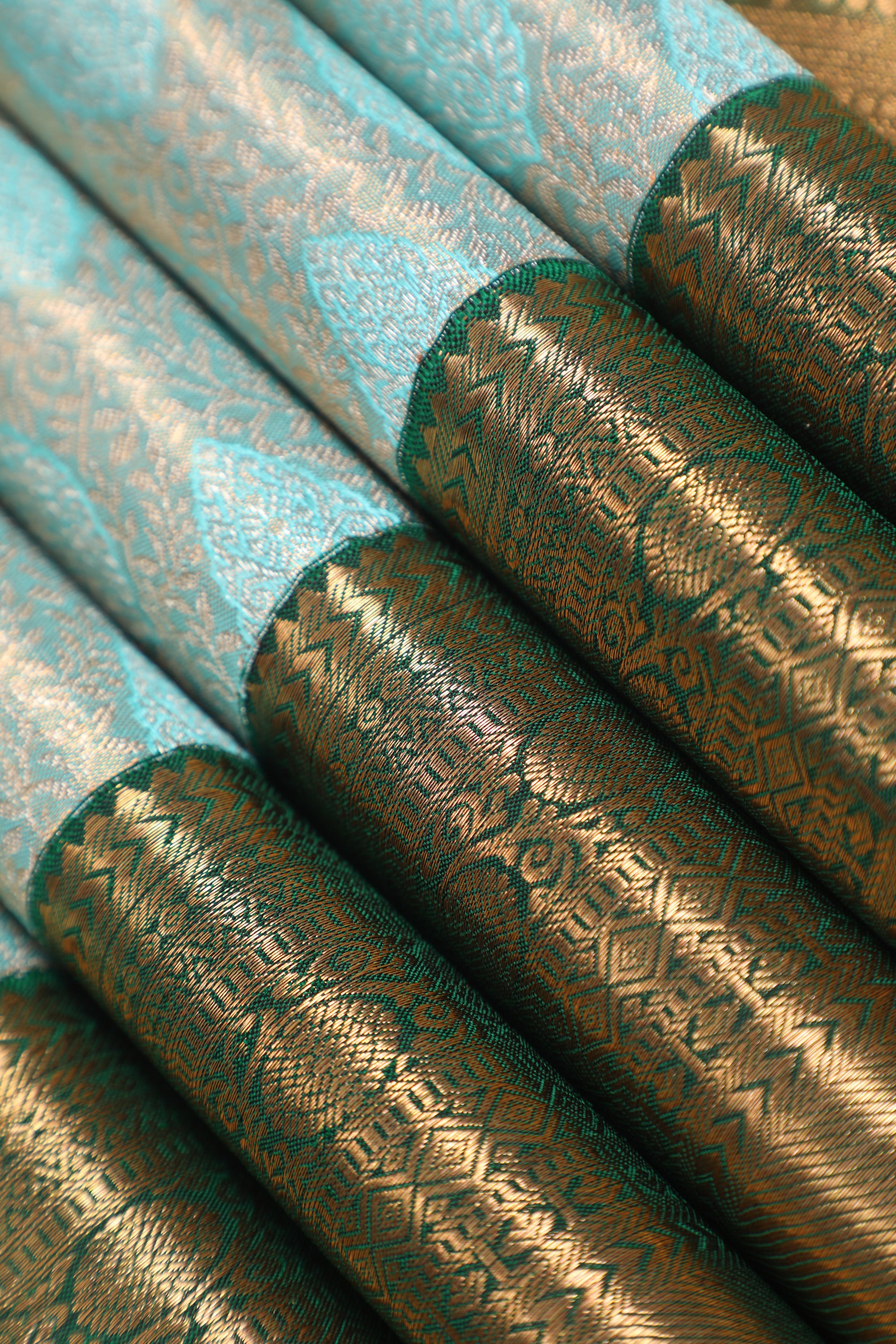 White Kanchipuram Pure Silk Korvai Tissue Contrast Fancy Silver Saree with Kodi Thilagam Design